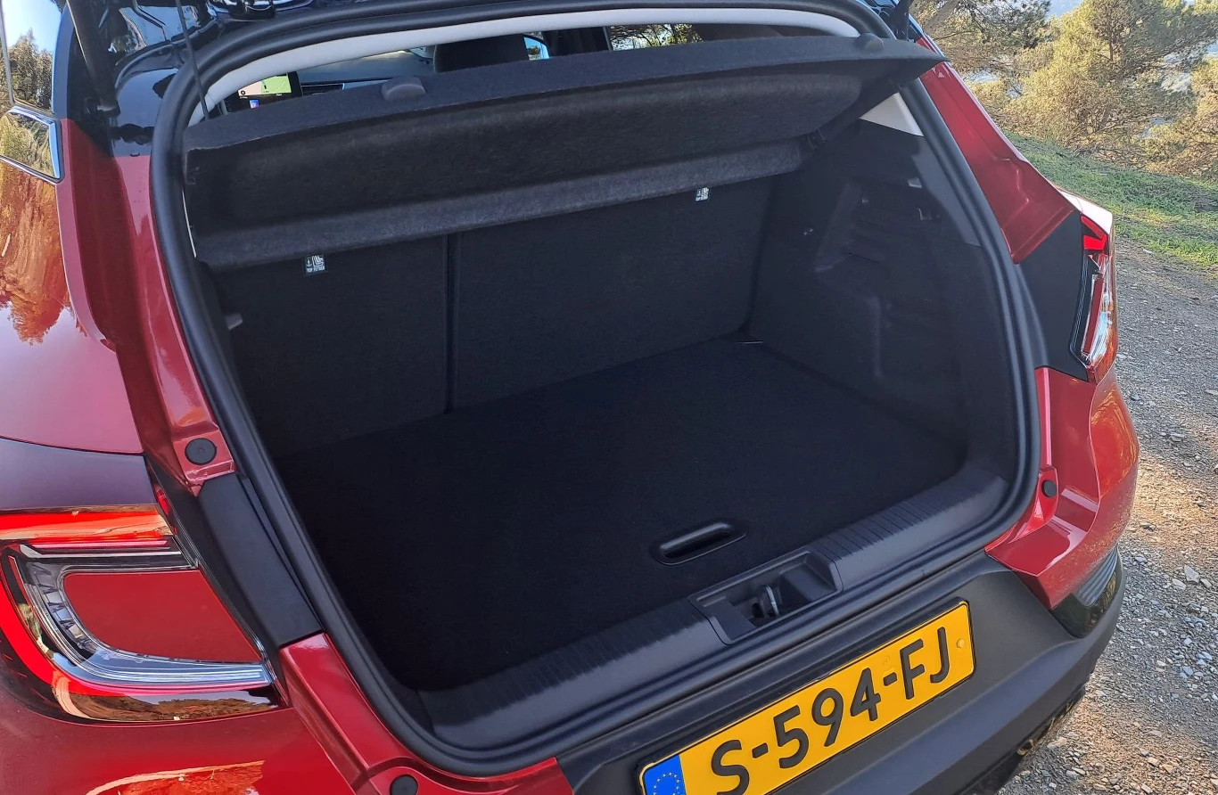 Minimalna pojemność bagażnika w hybrydowym Mitsubishi ASX wynosi 305 litrów. Może ona jednak wzrosnąć do 1 149 litrów. Minimalna pojemność bagażnika w hybrydowym Mitsubishi ASX wynosi 305 litrów. Może ona jednak wzrosnąć do 1 149 litrów.