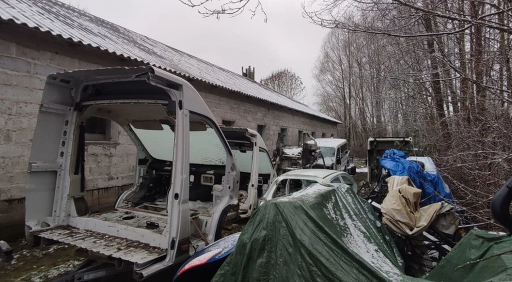 Policjanci rozbili dziuplę złodziei samochodów. Odzyskano pięć aut dostawczych