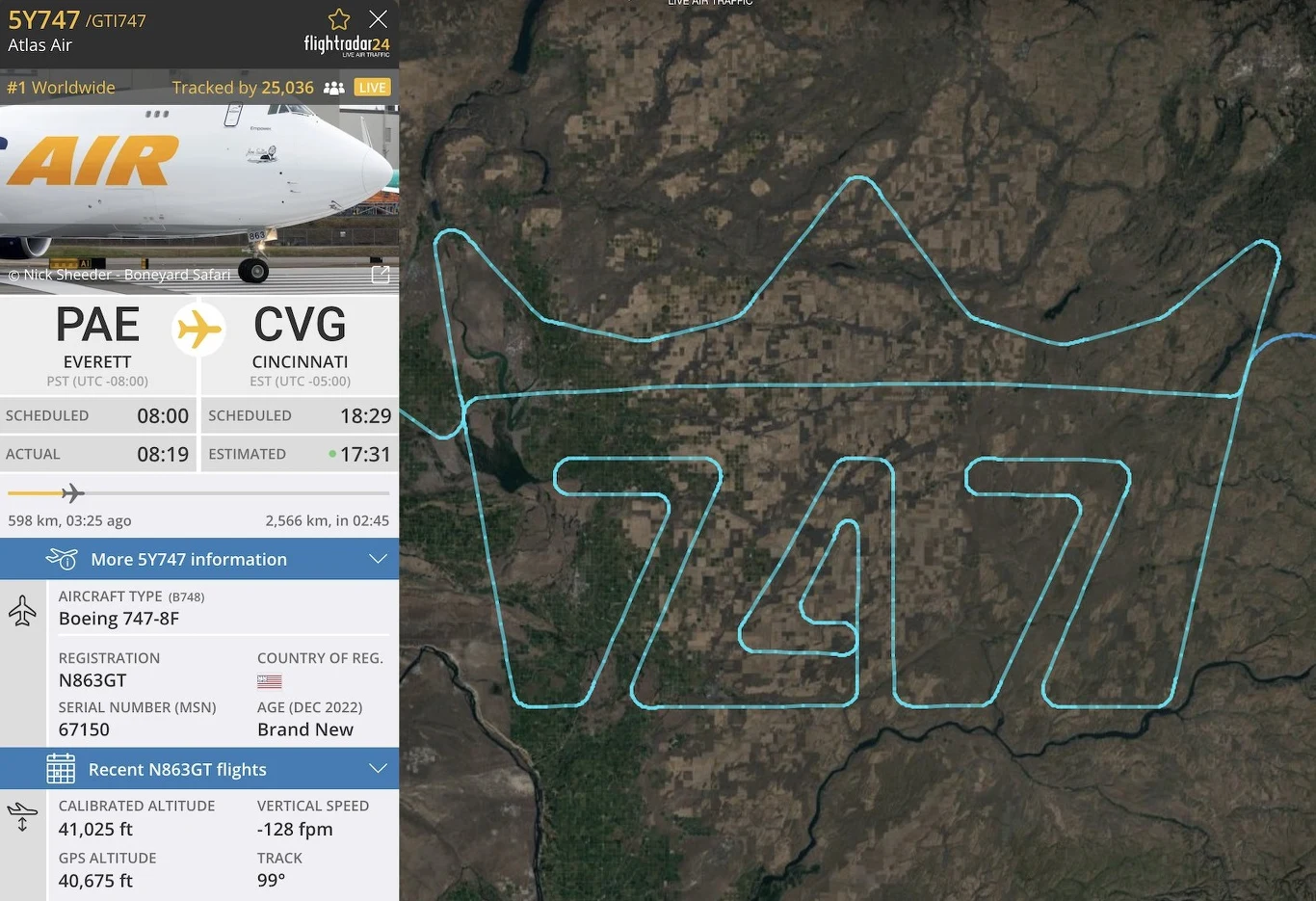 Boeing 747 na radach trasą swojego lotu narysował koronę. To hołd dla ostatniego Jumbo Jeta Boeing 747 na radach trasą swojego lotu narysował koronę. To hołd dla ostatniego Jumbo Jeta