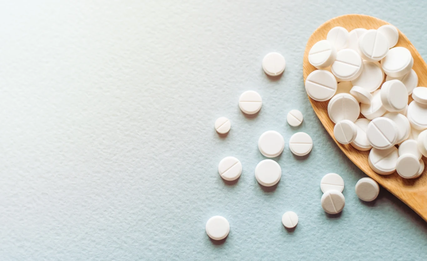 Rozkruszona aspiryna wybieli pranie