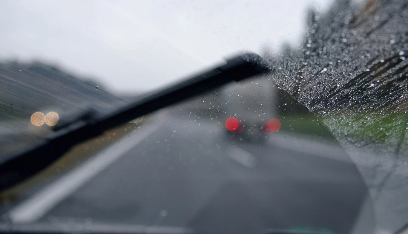 Smugi na szybie nie zawsze wiążą z koniecznością wymiany piór wycieraczek. Smugi na szybie nie zawsze wiążą z koniecznością wymiany piór wycieraczek.