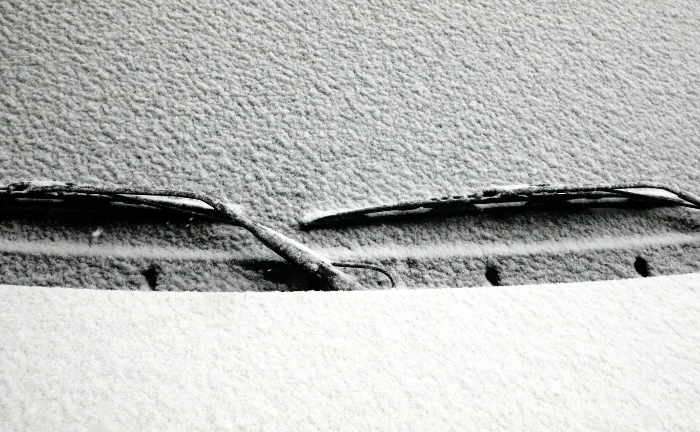 Opady deszczu, śniegu, a także ujemne temperatury sprawiają, że wycieraczki nie mają łatwo.