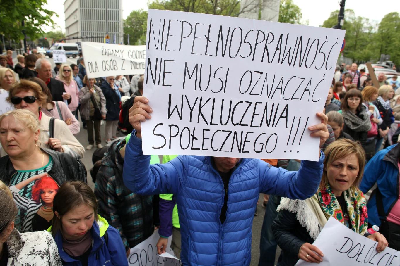 W Polsce rodzice oraz opiekunowie prawni osób niepełnosprawnych domagają się równych praw dla swoich podopiecznych oraz zmniejszania barier w życiu codziennym chorych