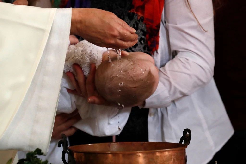 Rodzice coraz częściej zwlekają z ochrzczeniem dziecka