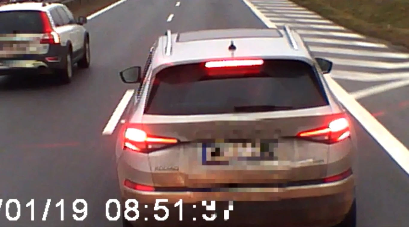 Kierowca Skody Kodiaq celowo zahamował i doprowadził do kolizji z tirem Kierowca Skody Kodiaq celowo zahamował i doprowadził do kolizji z tirem