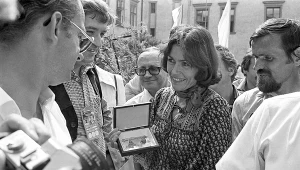 Wanda Rutkiewicz tuż przed spotkaniem z Janem Pawłem II (Kraków, 10 czerwca 1979). Polska himalaistka zdobyła Mount Everest tego samego dnia, w którym Karol Wojtyła został wybrany papieżem - 16 października 1978 r.