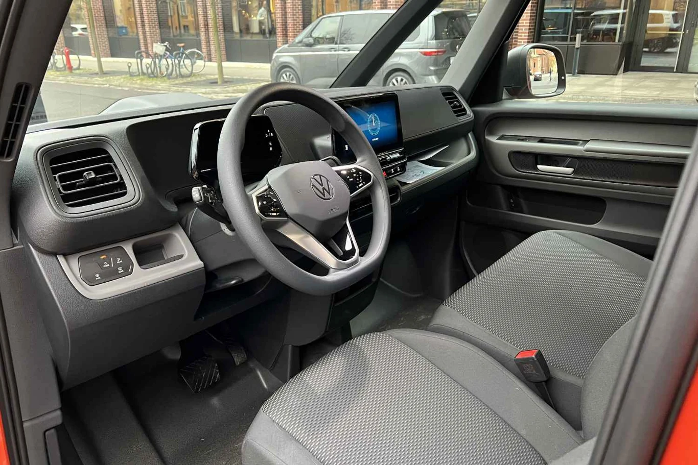 Kabina dostawczego ID.Buzza wygląda dość smutno