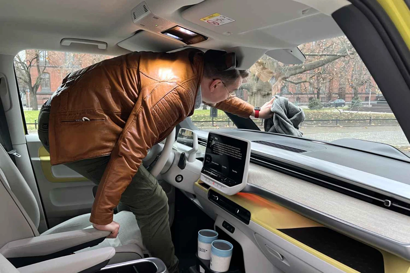 Żeby sięgnąć do przedniej szyby trzeba się podnieść z fotela