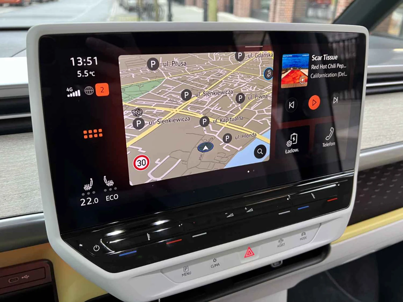 System multimedialny działa sprawnie, ale nie jest przesadnie intuicyjny 