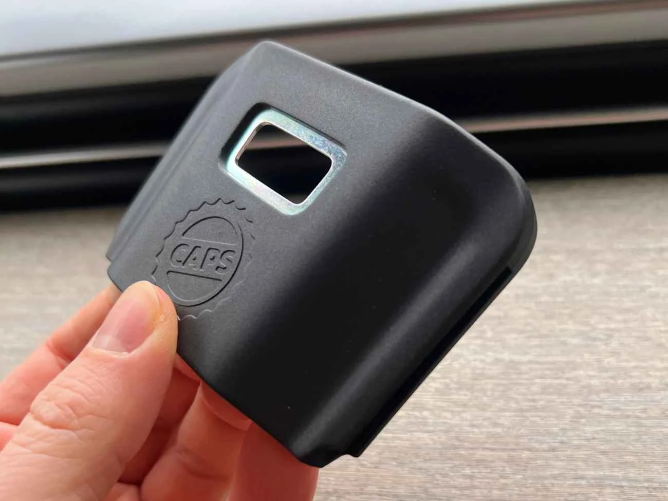 Jedna z przegródek w konsoli między fotelami może służyć za otwieracz do butelek