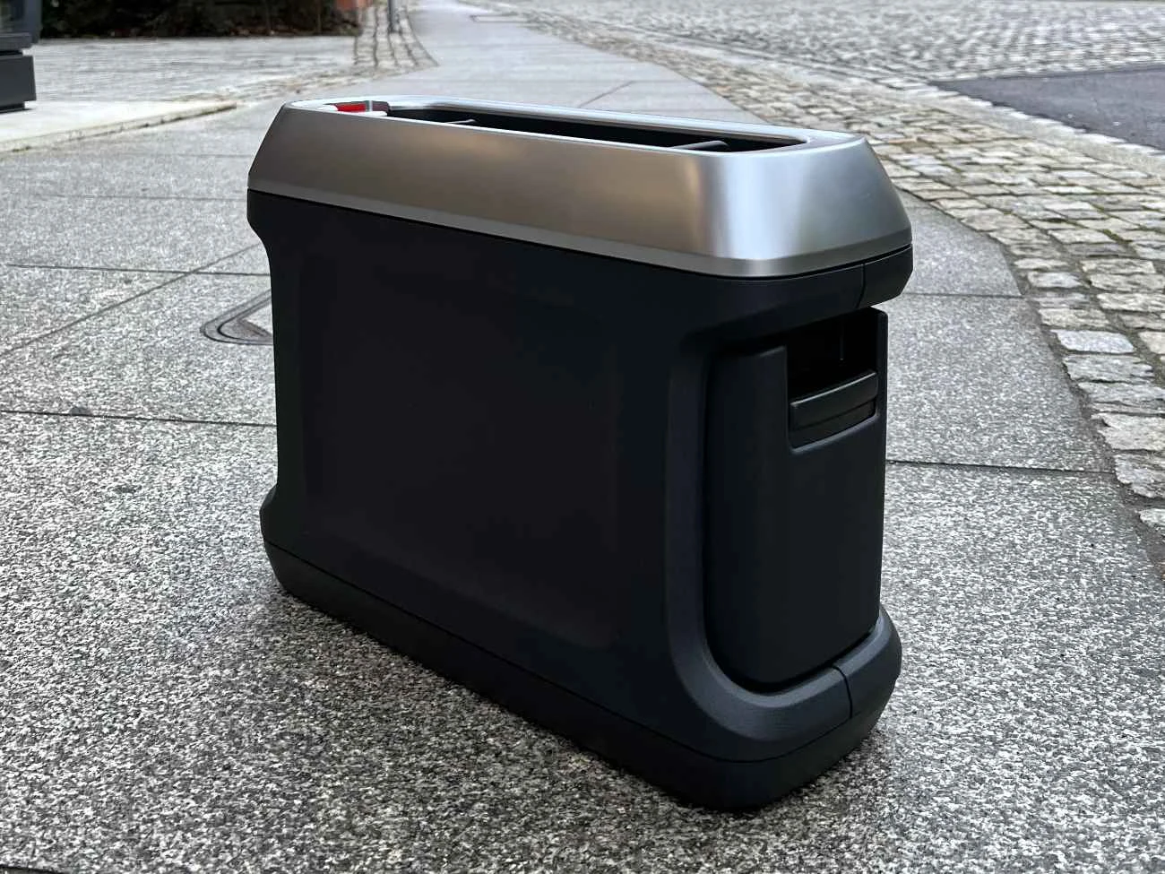 Konsolę można wyjąć z auta i zostawić w garażu