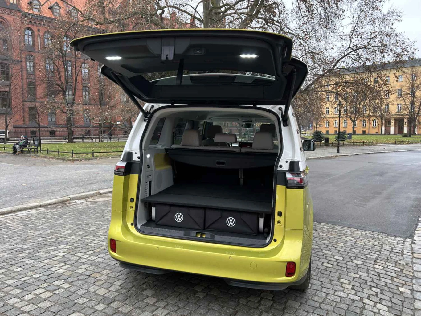 Dzięki płycie Multi Flex można zyskać płaską podłogę bagażnika bez wyjmowania kanapy