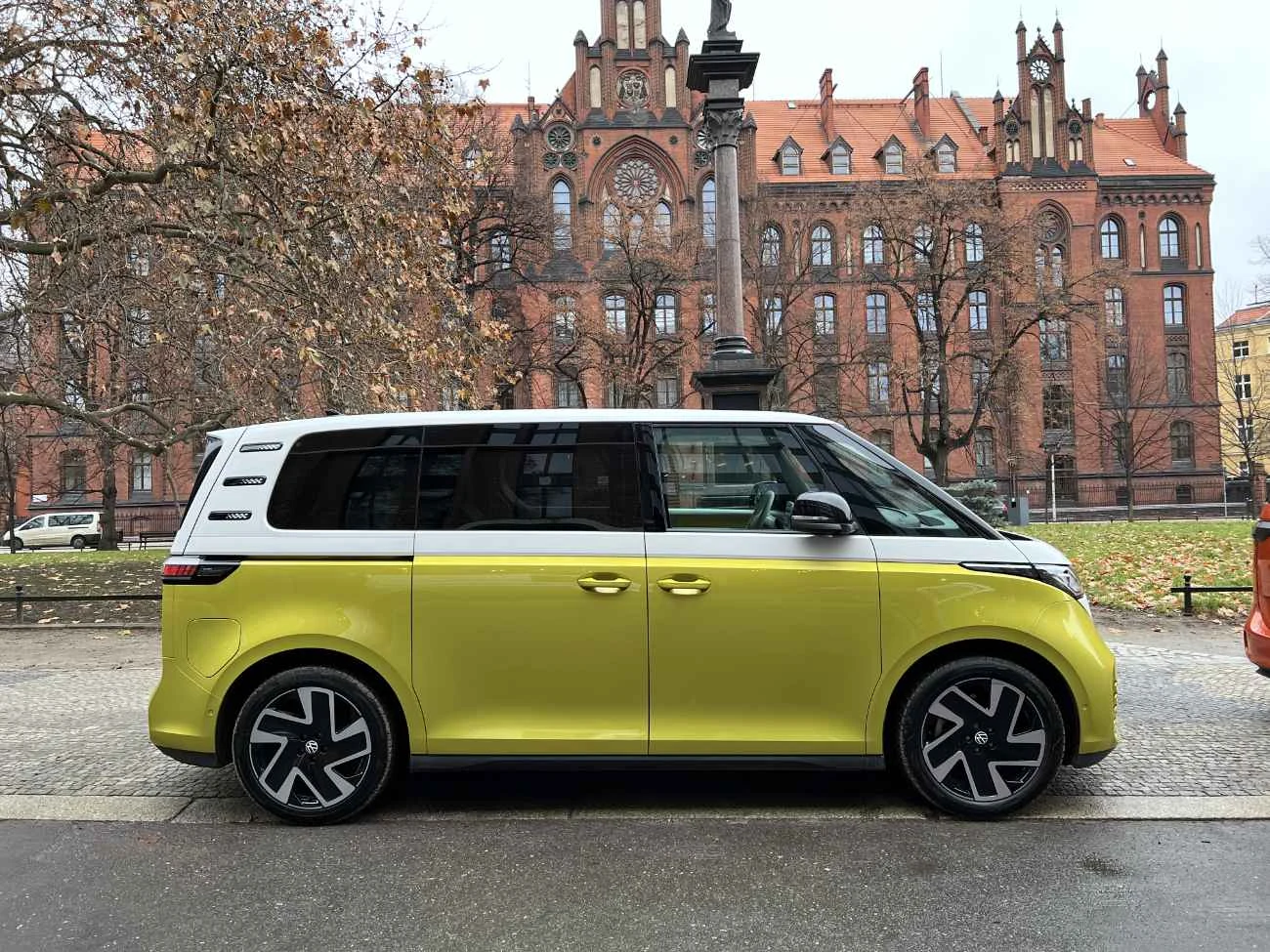 Karoseria auta zaczyna się zaraz przed przednią szybą, co ułatwia ocenę odległości od przeszkody