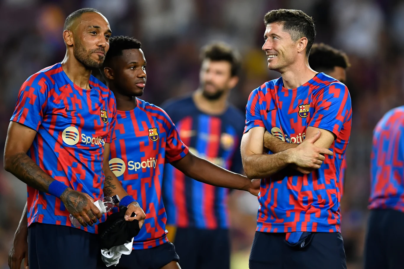Pierre-Emerick Aubameyang (pierwszy z lewej) jednak nie będzie znów konkurentem Roberta Lewandowskiego w FC Barcelona Pierre-Emerick Aubameyang (pierwszy z lewej) mógłby znaleźć się ponownie w FC Barcelona i powalczyć o miejsce w składzie z Robertem Lewandowskim, ale... regulamin La Liga był nie do przejścia!
