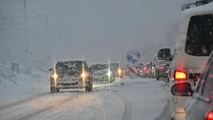 Zablokowana Zakopianka. Śnieg zasypał lokalne drogi w Małopolsce