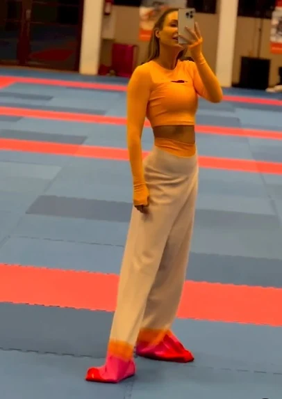 Małgorzata Roenek-Majdan w za długich spodniach Małgorzata Roenek-Majdan w za długich spodniach