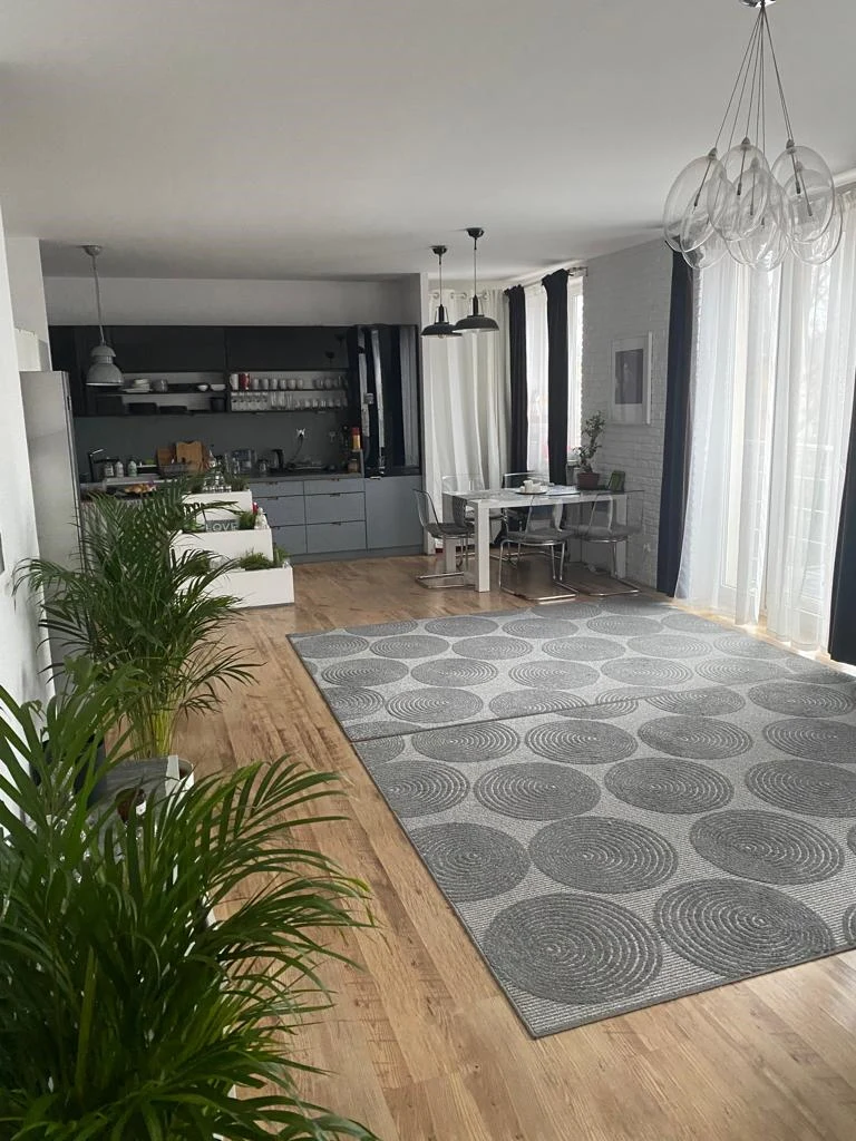 Mieszkanie Joanny Dyrkacz z "Sanatorium miłości 5" - salon z aneksem kuchennym urządzony według zasad feng shui z pustą przestrzenią pośrodku Mieszkanie Joanny Dyrkacz z "Sanatorium miłości 5" - salon z aneksem kuchennym urządzony według zasad feng shui z pustą przestrzenią pośrodku