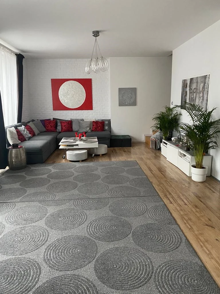 Mieszkanie Joanny Dyrkacz z "Sanatorium miłości 5" - salon w którym przeważa biel i szarość. Dodatkiem są drobne elementy w innym kolorze Mieszkanie Joanny Dyrkacz z "Sanatorium miłości 5" - salon w którym przeważa biel i szarość. Dodatkiem są drobne elementy w innym kolorze