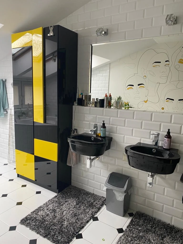 Mieszkanie Joanny Dyrkacz z "Sanatorium miłości 5" - łazienka z żółtymi elementami dodaje przestrzeni wyrazistości Mieszkanie Joanny Dyrkacz z "Sanatorium miłości 5" - łazienka z żółtymi elementami dodaje przestrzeni wyrazistości