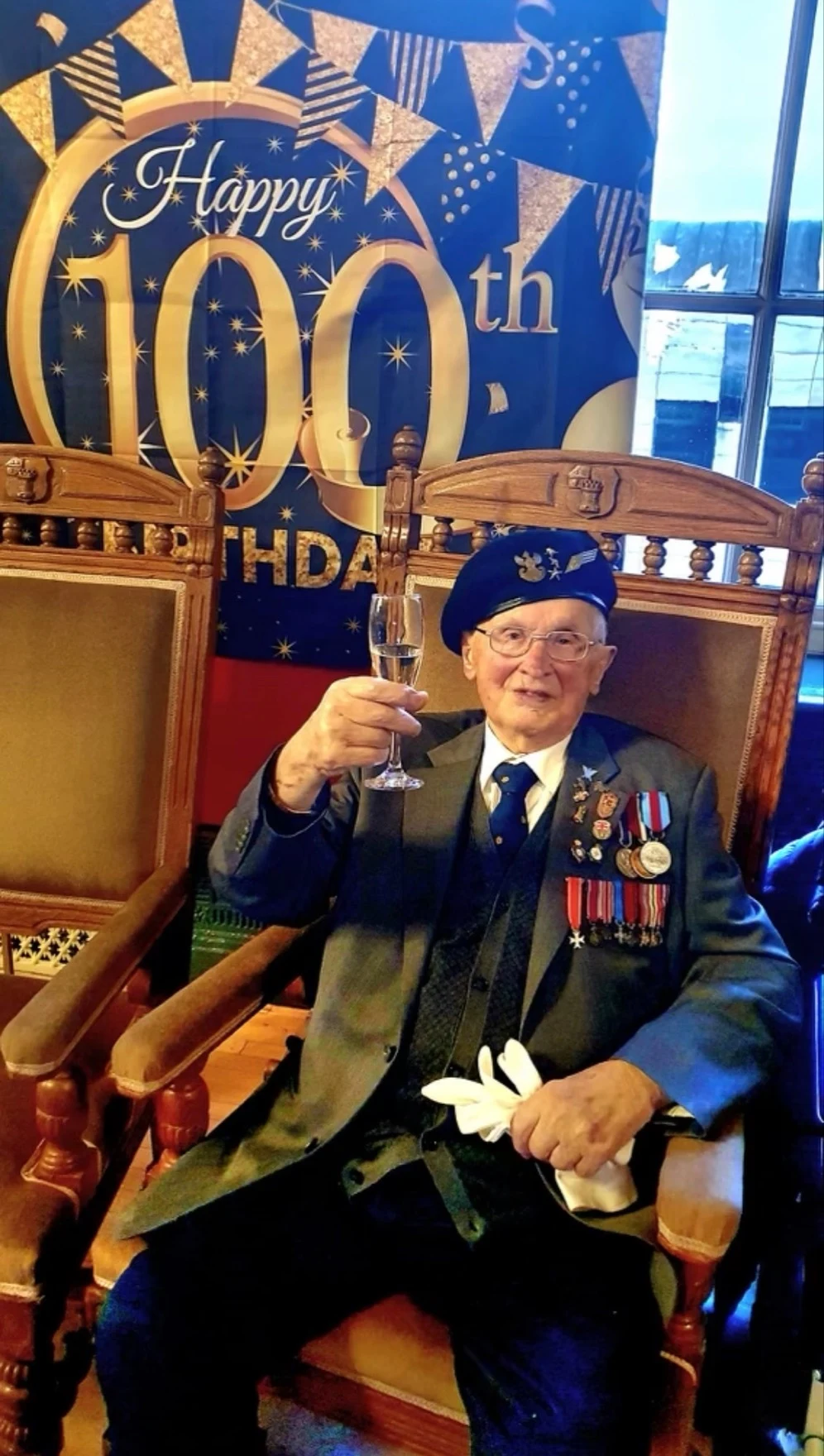 Edyta Górniak poleciała na urodziny porucznika Edwarda Szymczaka Edyta Górniak poleciała na urodziny porucznika Edwarda Szymczaka