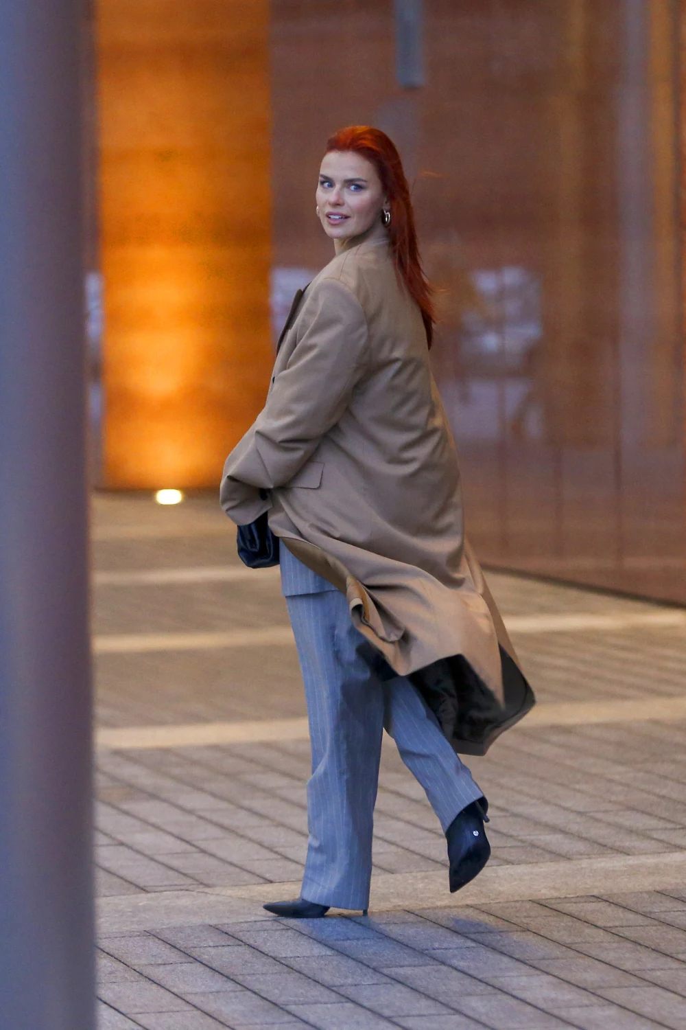 Ruda i szczęśliwa Natasza Urbańska stroi słodkie minki na ulicy Ruda i szczęśliwa Natasza Urbańska stroi słodkie minki na ulicy