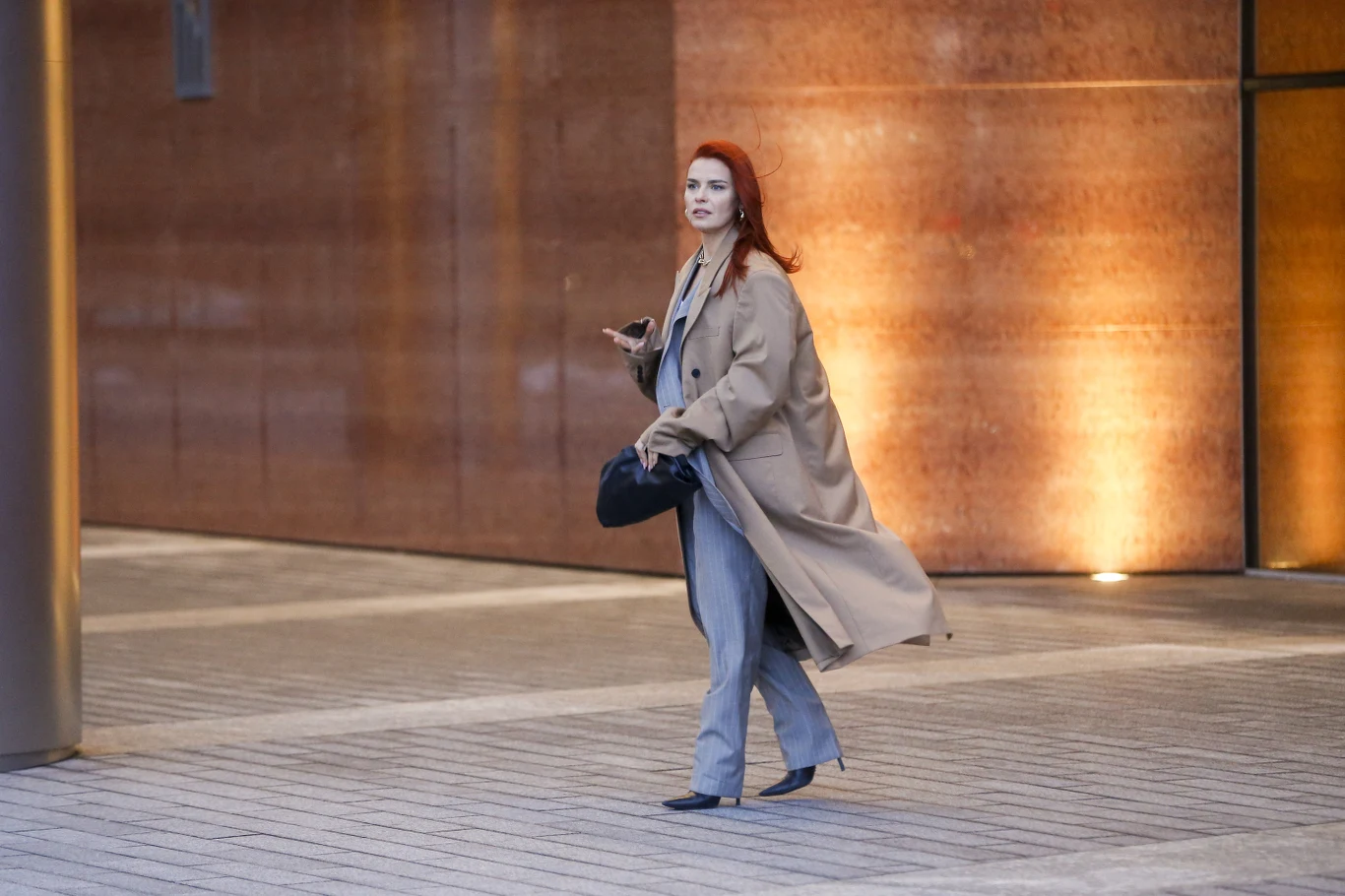 Ruda i szczęśliwa Natasza Urbańska stroi słodkie minki na ulicy Ruda i szczęśliwa Natasza Urbańska stroi słodkie minki na ulicy