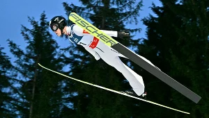 Polacy walczyli o wygraną konkursu drużynowego MŚJ. Decydował ostatni skok