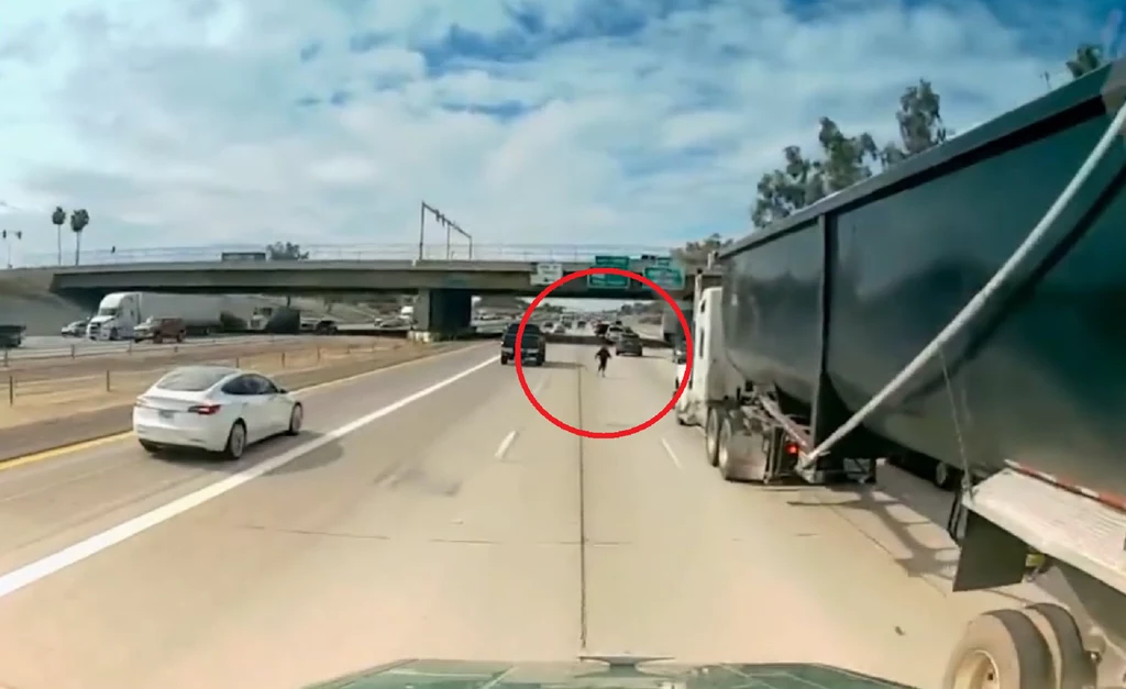 Mężczyznę wbiegającego na autostradę uchwyciła kamera samochodowa Mężczyznę wbiegającego na autostradę uchwyciła kamera samochodowa
