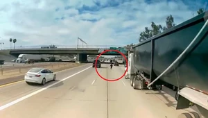 Mężczyznę wbiegającego na autostradę uchwyciła kamera samochodowa