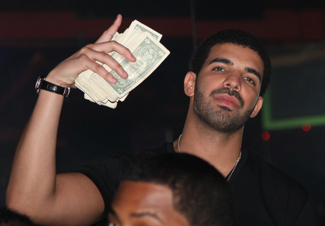 Drake twierdzi, że jako gwiazda bijąca rekordy powinien dostawać dodatkowe pieniędze Drake twierdzi, że jako gwiazda bijąca rekordy powinien dostawać dodatkowe pieniędze