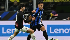 Inter Mediolan - AC Milan. Lautaro Martinez, strzelec jedynego gola w meczu, w walce z Sandro Tonalim