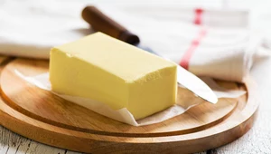 Masło zdrożało w ub. roku o ponad 20 proc., a teraz tanieje i jest wabikiem, aby przyciągnąć klientów do sklepów