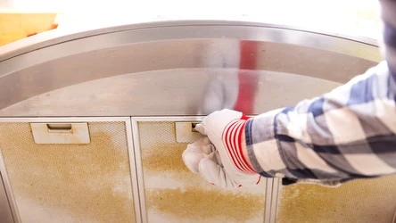 Czyszczeniem okapu w kuchni warto zajmować się regularnie, jednak Polacy często celowo pomijają to miejsce podczas sprzątania