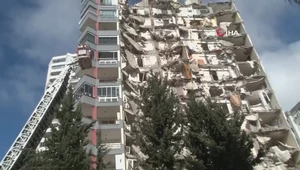 Ewakuacja ze zniszczonego bloku. Fatalne skutki trzęsienia ziemi w Turcji