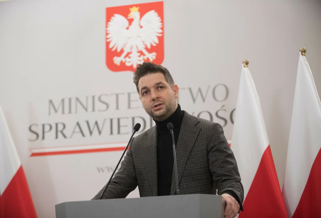 Patryk Jaki podczas konferencji w Ministerstwie Sprawiedliwości Patryk Jaki podczas konferencji w Ministerstwie Sprawiedliwości