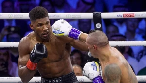 Anthony Joshua w walce z Ołeksandrem Usykiem