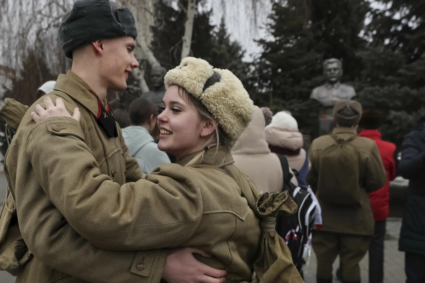 Młodzi Rosjanie tańczą podczas odsłonięcia popiersia Józefa Stalina