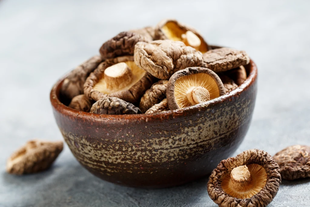 Grzyby shiitake to prawdziwe bogactwo składników odżywczych. Są to grzyby świetne m.in. dla naszego układu odpornościowego Grzyby shiitake to prawdziwe bogactwo składników odżywczych. Są to grzyby świetne m.in. dla naszego układu odpornościowego