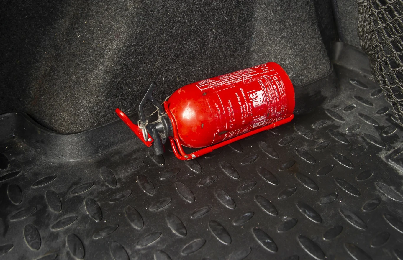 Gaśnica samochodowa powinna zawierać minimum 1 kg środka gaśniczego. Brak gaśnicy w aucie może skutkować mandatem w wysokości od 20 do 500 złotych.