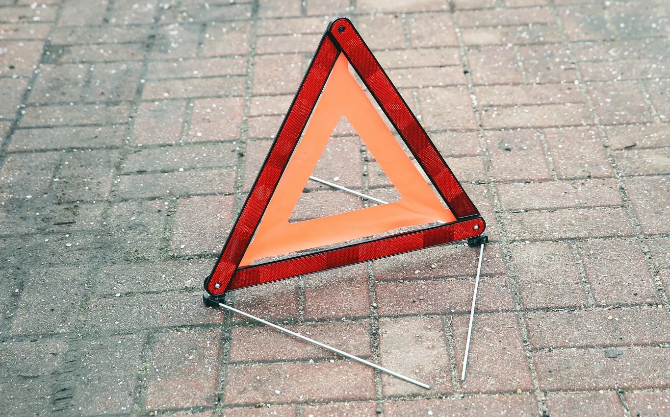 Brak trójkąta ostrzegawczego w samochodzie może skutkować mandatem w wysokości od 20 do 500 złotych. Ponadto, jeśli kierowca w momencie awarii auta nie ustawi trójkąta na drodze, zostanie ukarany mandatem w wysokości 300 złotych.