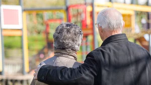 Dodatek pielęgnacyjny z ZUS. Emeryci dostaną 350 zł z urzędu.