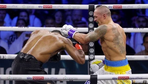 Ołeksandr Usyk w walce z Anthonym Joshuą