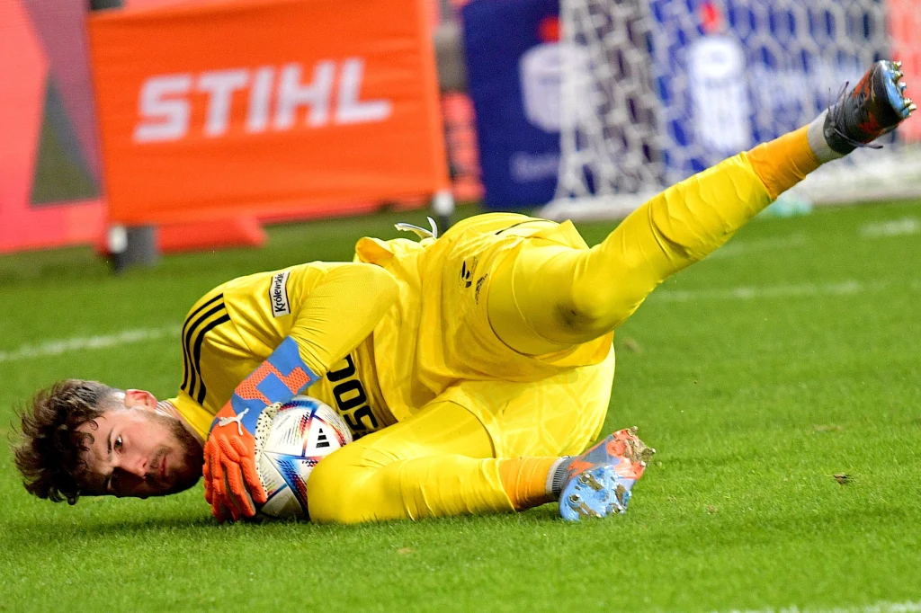 Kacper Tobiasz w meczu z Zagłębiem Lubin