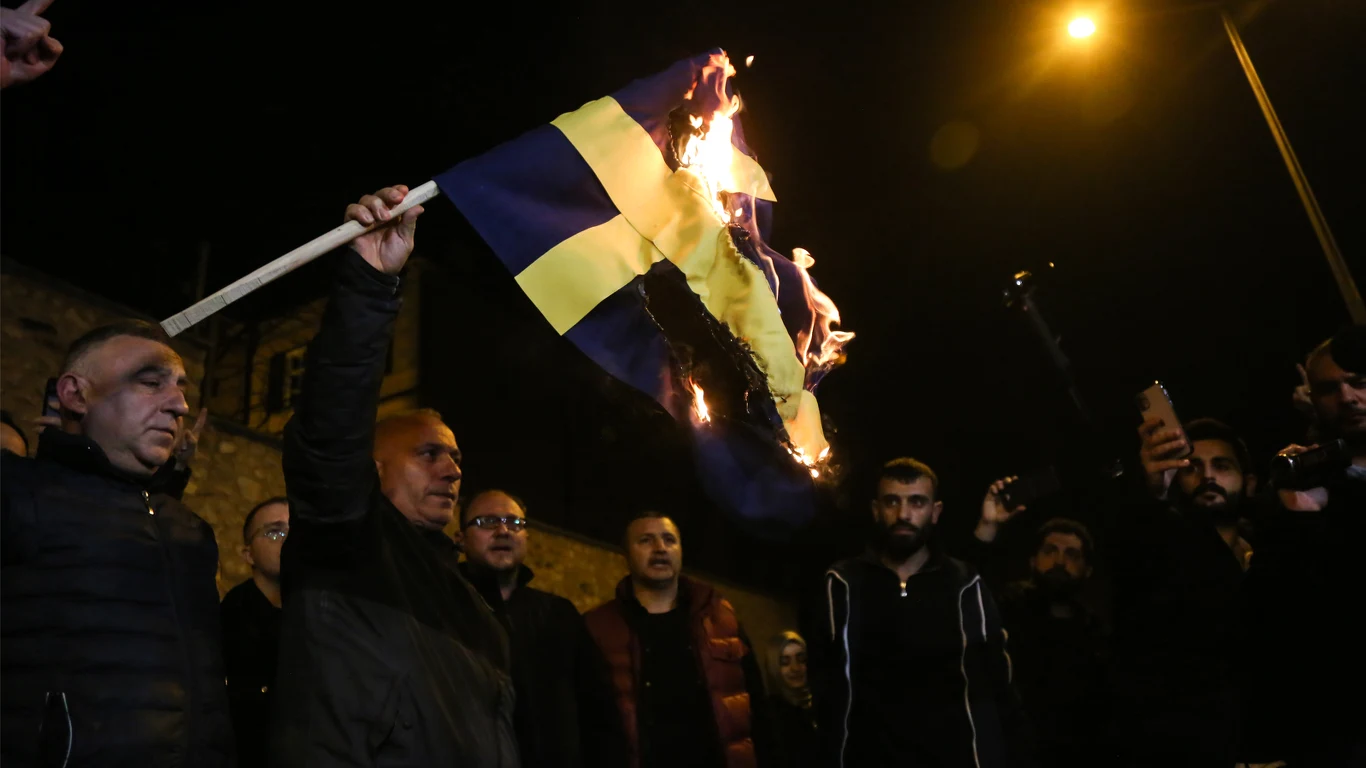 Po spaleniu Koranu w Sztokholmie na ulice tureckich miast wyszły tysiące demonstrantów Po spaleniu Koranu w Sztokholmie na ulice tureckich miast wyszły tysiące demonstrantów
