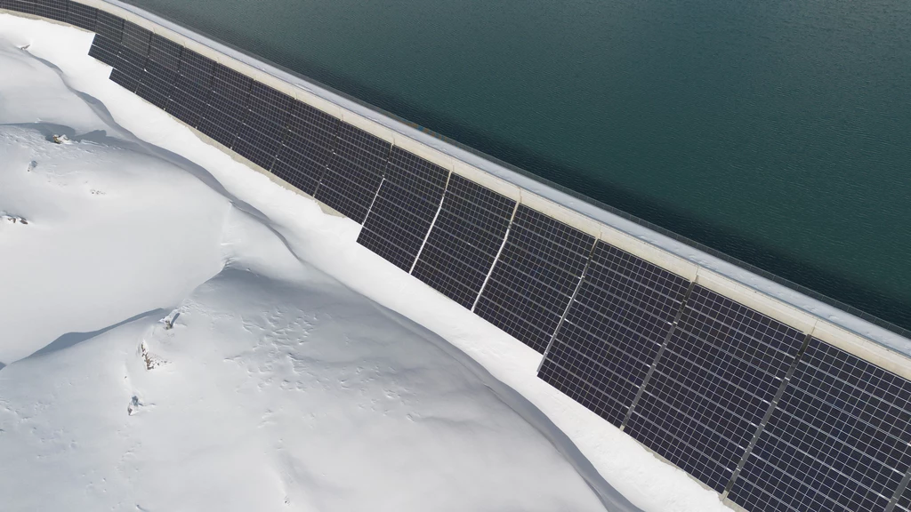 Na tamie w Szwajcarii powstała imponująca instalacja fotowoltaiczna. Niemal 5 tys. paneli słonecznych zainstalowano na wysokości prawie 2,4 tys. metrów nad poziomem morza 
