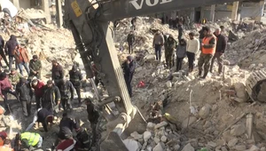 Ratownicy szukają ludzi pod gruzami w syryjskim Aleppo