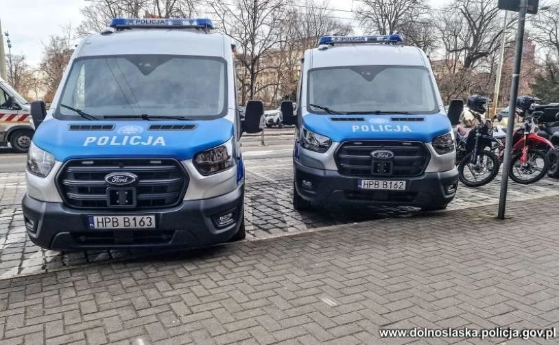 Po jednym egzemplarzu Forda Transita trafi do policjantów z Wałbrzycha i Wrocławia.