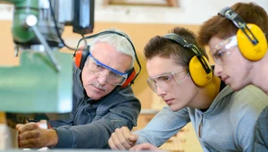 Wiek ochronny przed wiekiem emerytalnym. Nie zwolnią i nie obniżą pensji.