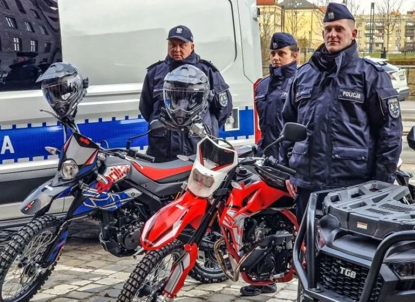 Wraz z 2 motocyklami dolnośląscy wodniacy otrzymali także kaski wyposażone w system łączności.