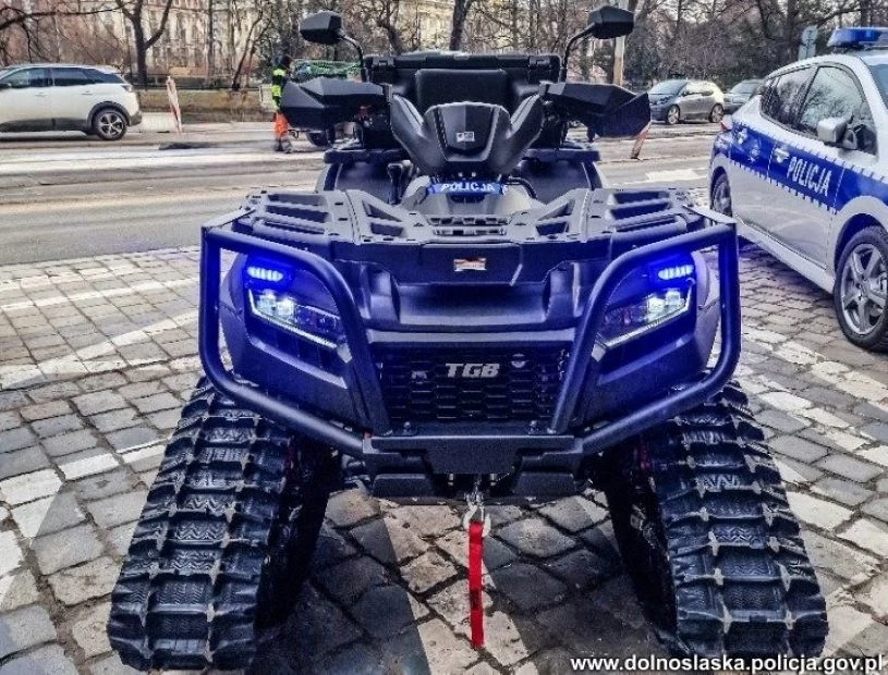 Wśród pojazdów przekazanych dolnośląskiej policji znalazł się quad z gąsienicami.